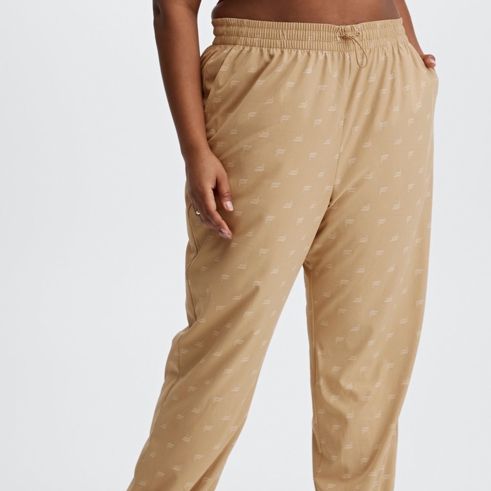 New! FABLETICS 4X Iggy Woven Pant Sandy Brown Logo